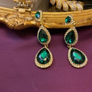 Beautiful simulated gem stones drop earrings. Sure to make your face glow.